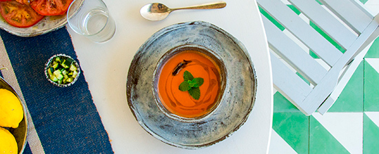 Vista cenital de un plato de gazpacho
