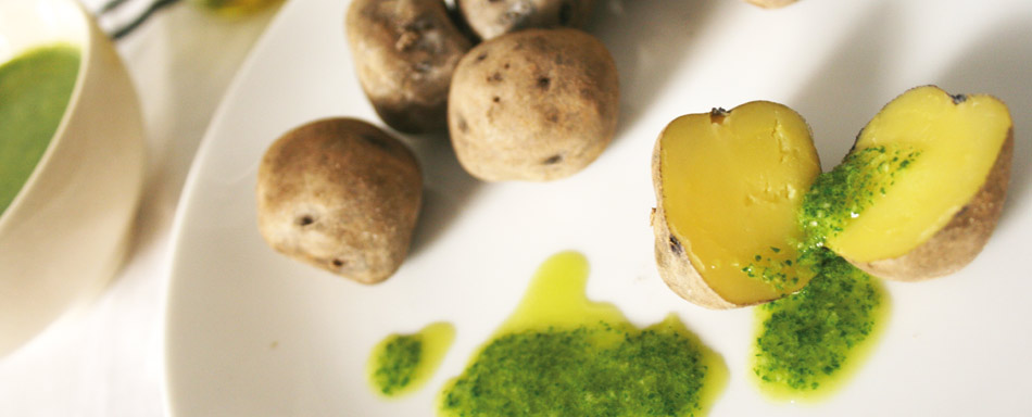 Papas arrugadas con mojo verde (patate bollite con la buccia e abbondante sale accompagnate da «mojo» verde) © Promotur. Turismo delle Canarie