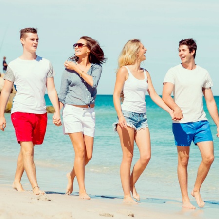 Grupo de amigos en una playa