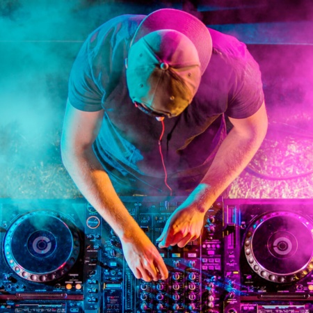 DJ em um festival de música eletrônica