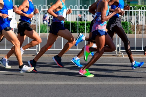 Detalle de runners corriendo en una maratón