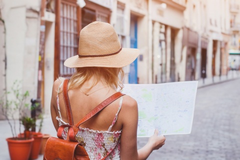 Uma turista passeia pela cidade com um mapa