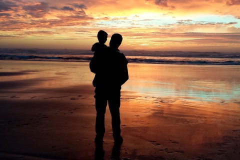 Un père et son fils sur une plage