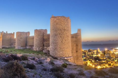 A Alcazaba domina a vista panorâmica de Almeria (Andaluzia)