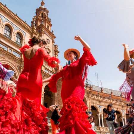 Bailarinas de flamengo na Plaza de España de Sevilha