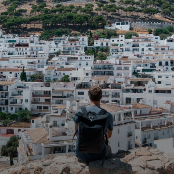 Turista che ammira le vedute della località di Mijas a Malaga, Andalusia