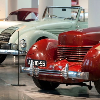 Интерьер музея автомобилей и моды в Малаге