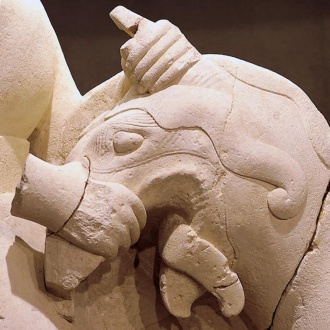 Detalhe de escultura ‘Griphomaquia’ que representa a luta do homem contra a torneira. Século V