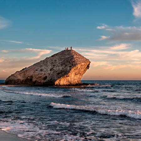 Pôr do sol na praia de Mónsul, no Parque Natural Cabo de Gata, em Almeria, Andaluzia