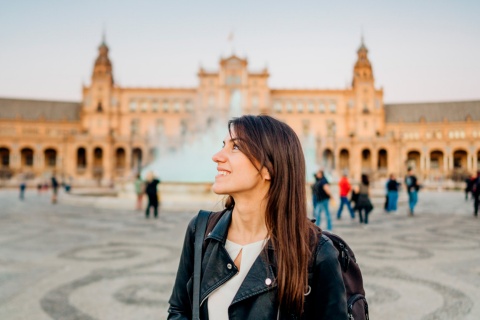 Junge Frau besichtigt die Plaza España in Sevilla