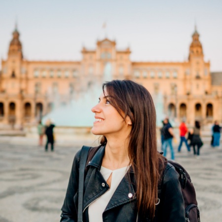 Una ragazza visita la Plaza de España di Siviglia.