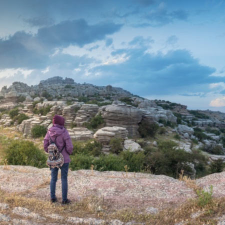 Турист любуется пейзажем Торкаль-де-Антекера в Малаге, Андалусия