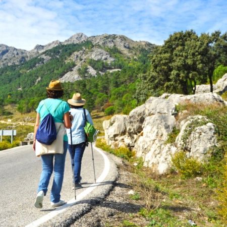 Touristen genießen die Aussicht im Naturpark Sierra de Grazalema in Cádiz, Andalusien
