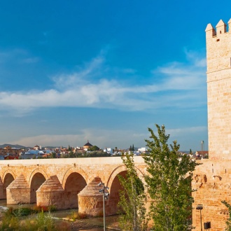 Museo vivo de al-Andalus. Torre de Calahorra junto al puente