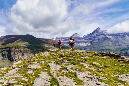 Turisti fanno trekking nel Parco Nazionale di Ordesa e Monte Perdido a Huesca, Aragona
