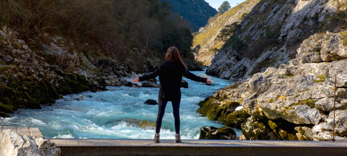 Une jeune fille contemple la rivière Cares dans les Asturies
