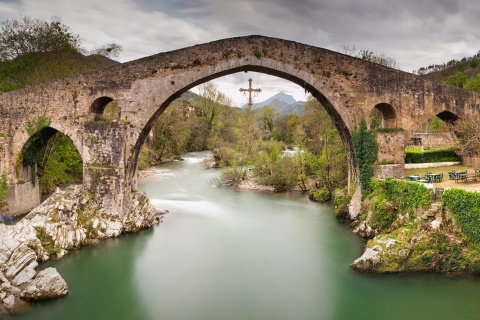Römerbrücke über den Fluss Sella. Cangas de Onís