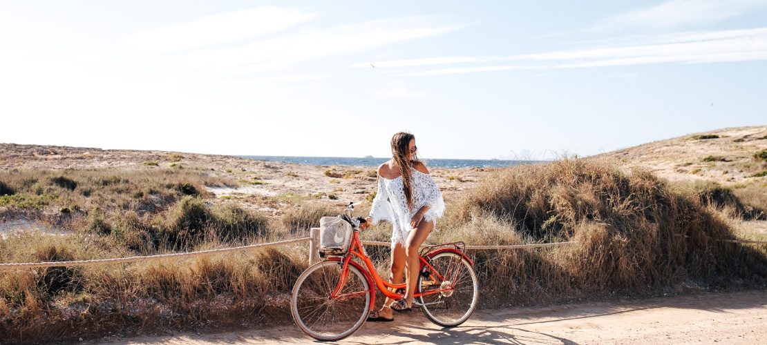 Turista de bicicleta em Formentera