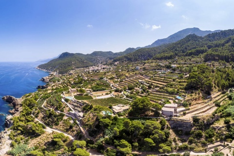 Vista panorâmica de Banyalbufar (Maiorca, Ilhas Baleares) com seus característicos terraços