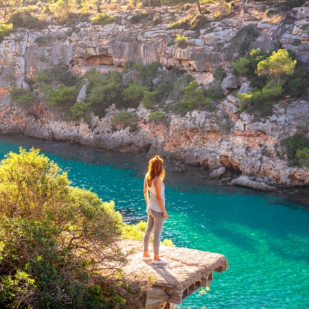 Turista contemplando a Cala del Pi em Maiorca, Ilhas Baleares