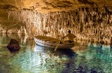 マヨルカ島のドラック洞窟の中を小舟で見学する男性
