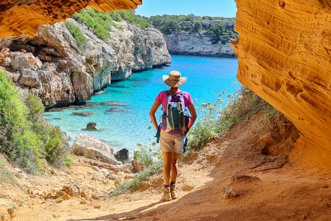 Cueva de arena en la Cala des Moro en Mallorca, Islas Baleares