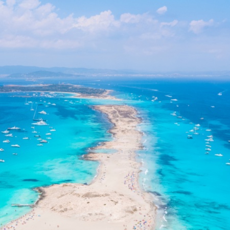 Vue aérienne de la plage de Ses Illetes à Formentera, îles Baléares