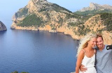 Casal fazendo um selfie com vista para o Cabo de Formentor (Mallorca)