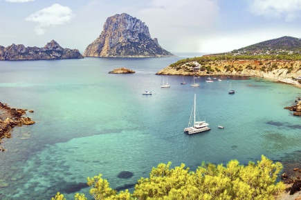 Uma enseada da ilha da Ibiza (Baleares)
