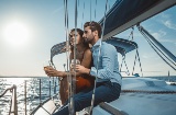 ヨットでグラスワインを楽しむカップル、バレアレス諸島メノルカ島。