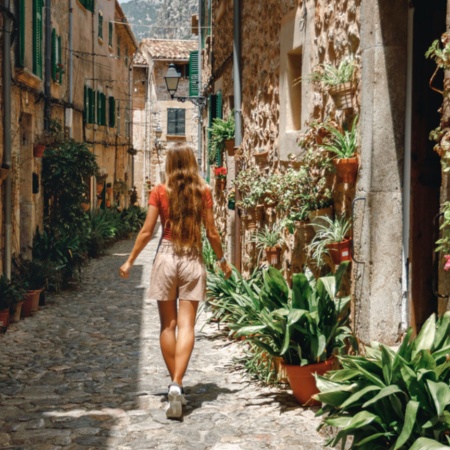 Jeune touriste flânant dans les rues de Valldemossa, à Majorque