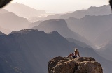 Frau bewundert die Landschaft unweit des Roque Nublo auf Gran Canaria, Kanarische Inseln