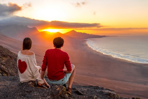 Pareja de enamorados contemplando el paisaje en Fuerteventura, Islas Canarias.