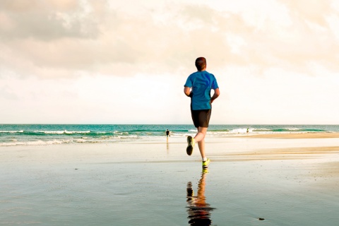 Biegacz na plaży Maspalomas na Gran Canarii, Wyspy Kanaryjskie