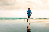 カナリア諸島グラン・カナリア島にあるマスパロマスビーチを走る若者