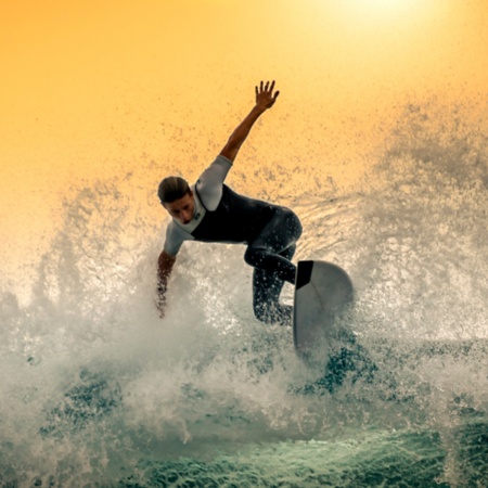 Ein Jugendlicher surft auf einer großen Welle auf Teneriffa, Kanarische Inseln