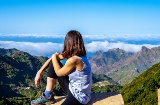 Женщина любуется горами Анага на острове Тенерифе.