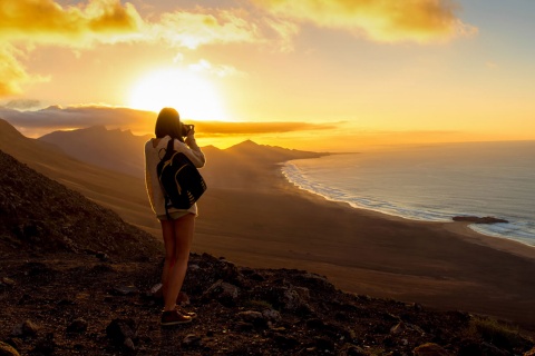 Tourist schießt ein Foto an der Playa de Cofete auf Fuerteventura, Kanarische Inseln