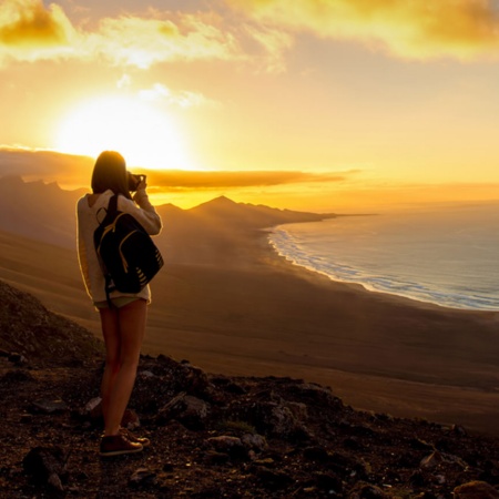 Turista tirando uma foto da praia de Cofete em Fuerteventura, Ilhas Canárias