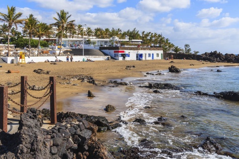 Widok na jedną z plaż w Puerto del Carmen, Lanzarote (Wyspy Kanaryjskie)