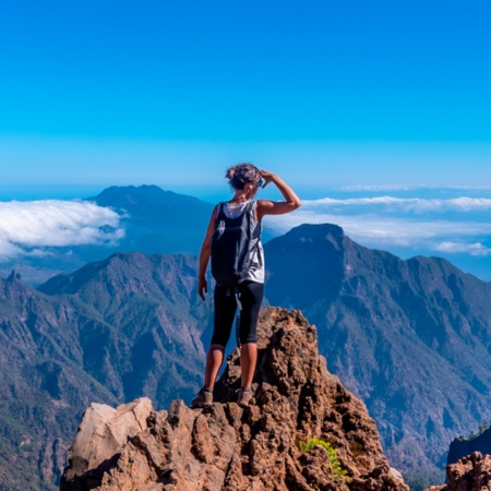 Turista che ammira il panorama nel parco nazionale della Caldera de Taburiente a La Palma, Isole Canarie