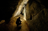 Ein Mann beleuchtet die Höhlenmalerei in der Chufín-Höhle in Riclones, Kantabrien