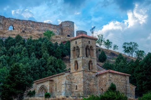 Часовня Святой Сесилии и замок в Агилар-де-Кампоо (Паленсия, Кастилия-и-Леон).