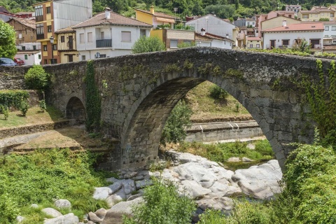 Średniowieczny most Aquelcabos w Arenas de San Pedro (Ávila, Kastylia-León)