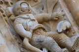 Detalle de astronauta en la fachada de la catedral de Salamanca incluido en la restauración de 1992