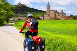 Pielgrzym wjeżdżający na rowerze do Castrojeriz (Burgos)