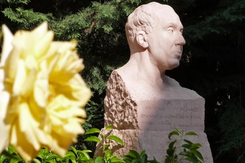 Busto a Antonio Machado en los jardines de la Casa Museo Machado de Segovia