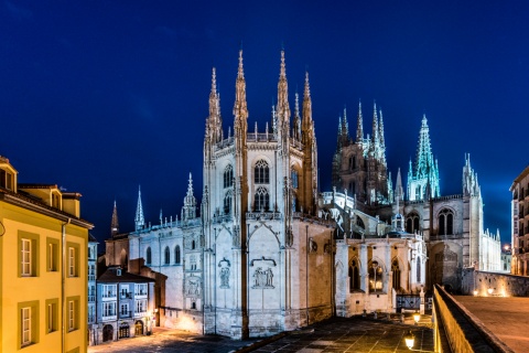 Nächtlicher Blick auf die Kathedrale in Burgos, Kastilien-León