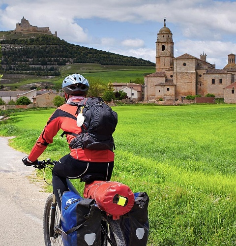 Pielgrzym przejeżdżający na rowerze przez Castrojeriz. Burgos