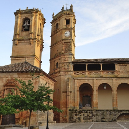 Kirche Santísima Trinidad und El-Tardón-Turm in Alcaraz (Albacete, Kastilien-La Mancha)